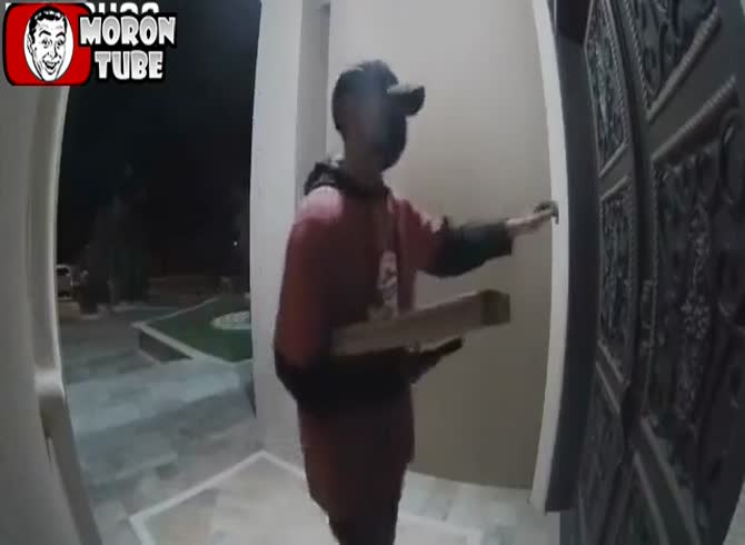 Video :In reality, the pizza delivery guy is a burglar who will attack and restrain him!